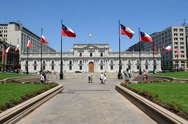 640px-Palacio_de_la_Moneda_desde_Plaza_de_la_Constitución.jpg