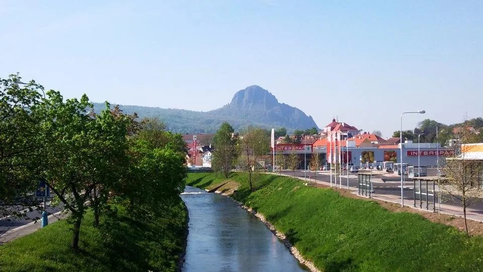 Řeka Bílina - první pohled na Bořeň.jpg