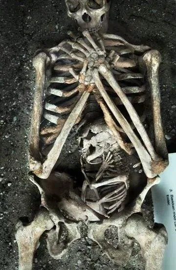 Skeleton-of-a-mother-and-her-unborn-child.jpg