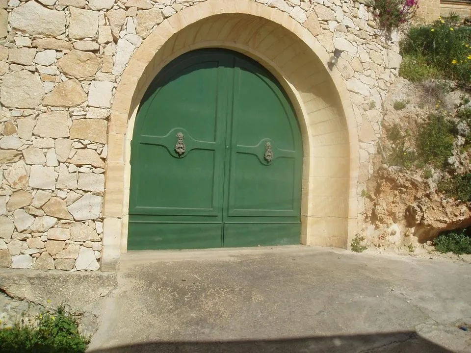 green door by Xlendi.JPG