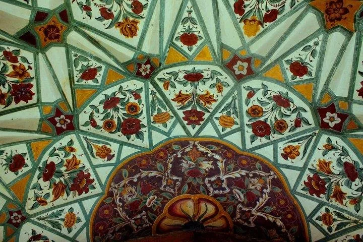 Mughal_Naqashi_-_Badshahi_Mosque,_Lahore.jpg