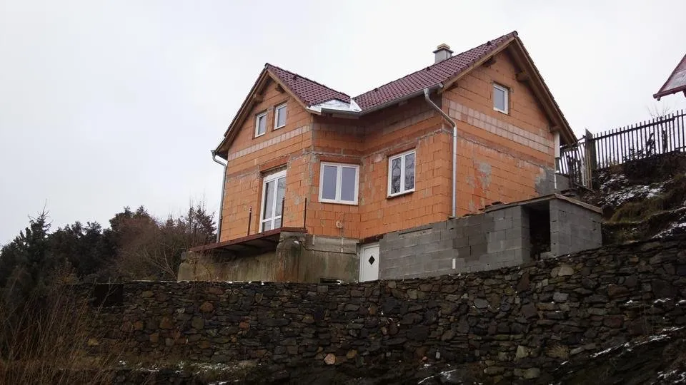 Dům nad štolami využil jako základ i řopík typu A-120 č 7.jpg