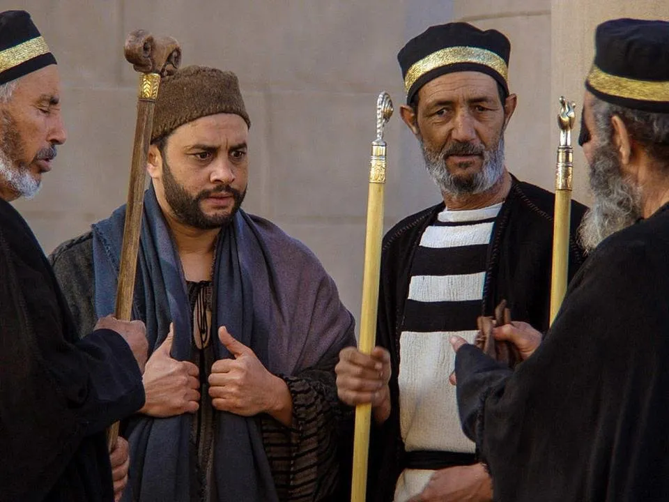 005-judas-betrays-jesus.jpg