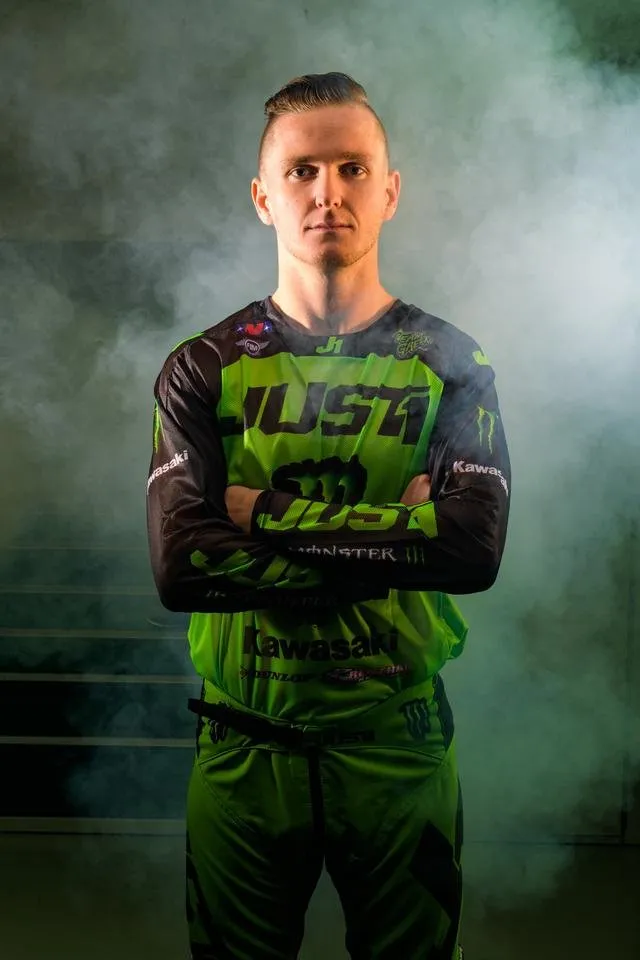 monster-energy-kawasaki-2019-team-shoot_370.jpg