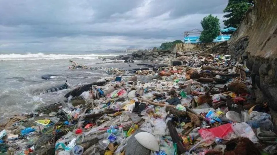 sampah dipantai.jpg