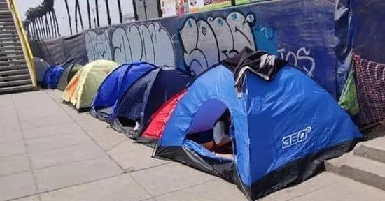 arctic-monkeys-acampan-lima-peru.jpg