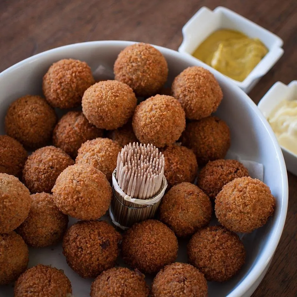 1024px-Bitterballen_mosterd_mayo.jpg