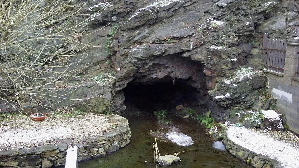 Vchod do štol krytů II na soukromé zahradě.jpg