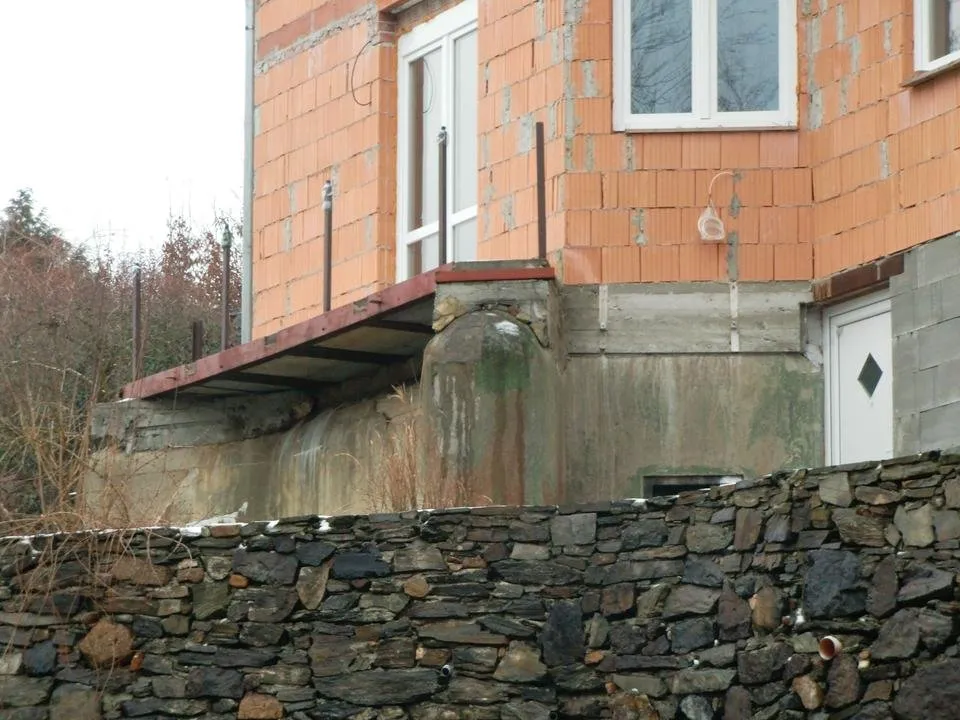 Holýšov - bývalý bunkr nad bývalým objektem U využitý dokonce jako balkon.JPG