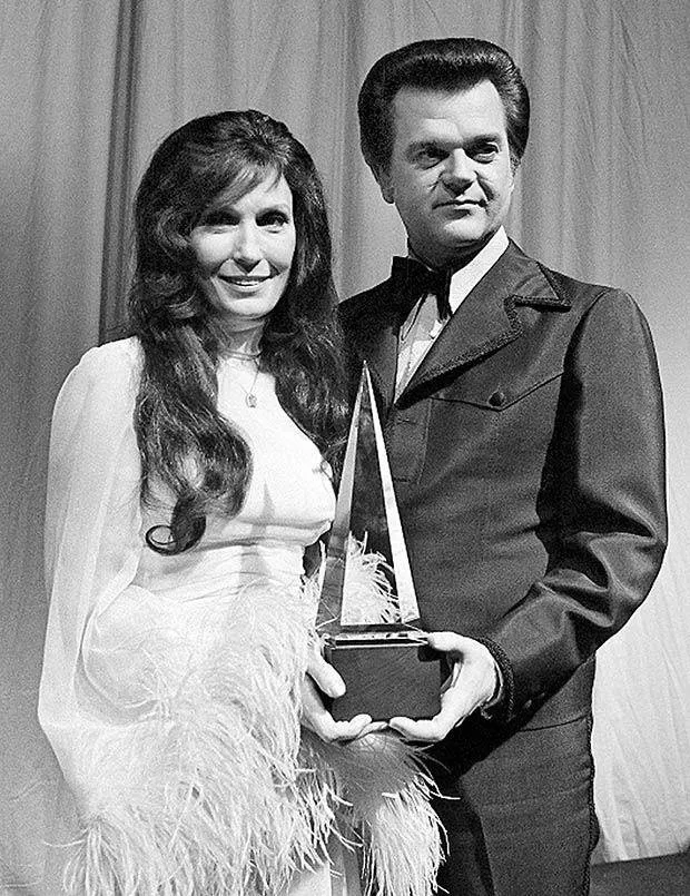 e98e9944a479ba02481da334fa358496--loretta-lynn-country-singers.jpg