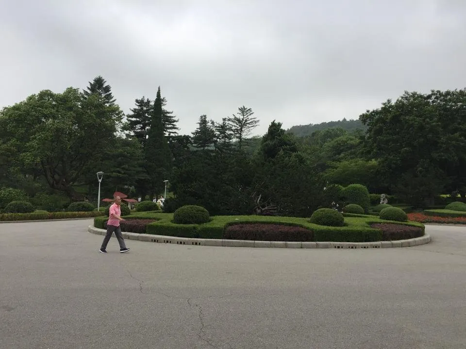散步的老人.jpg