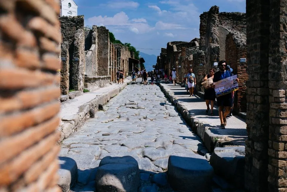 Ashes of Pompeii straight line street