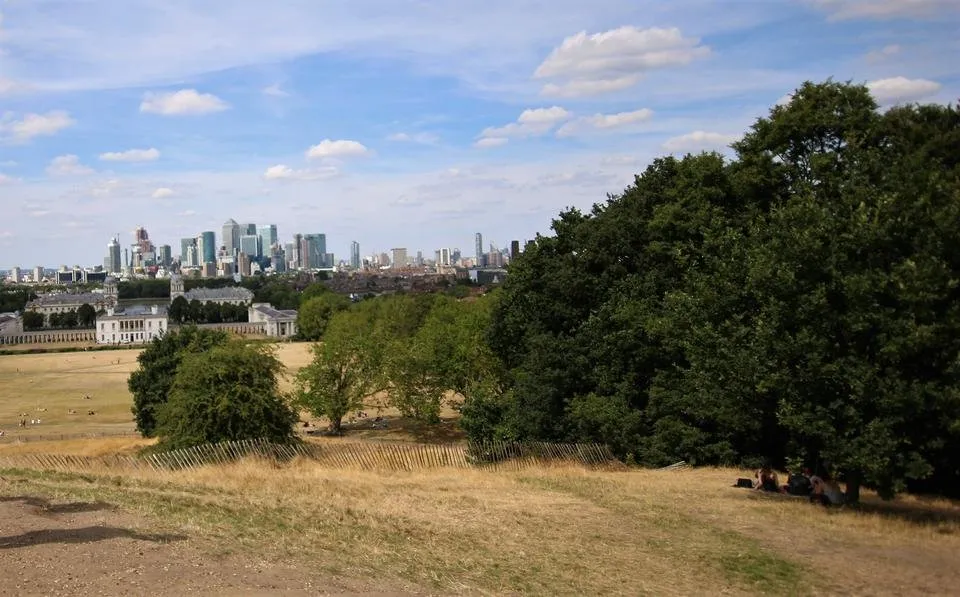 observation hill looking towards canary wharf1.jpg