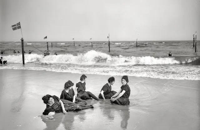 Women Swimsuits in the 1800s (6).jpg