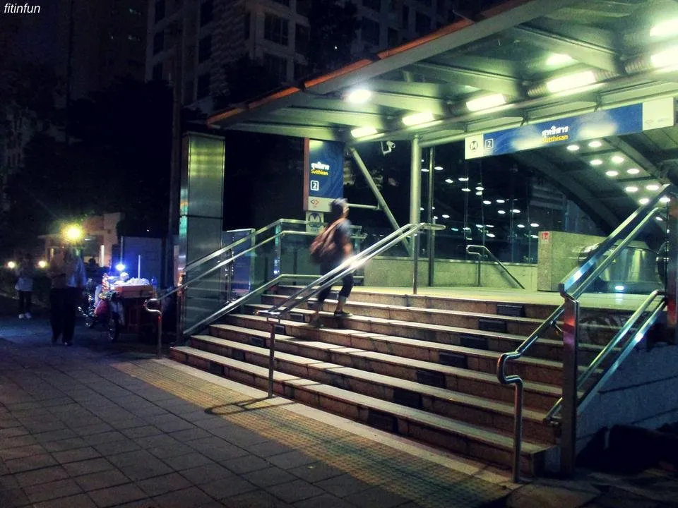 mrt sutthisan entrance bangkok thailand fitinfun.jpg