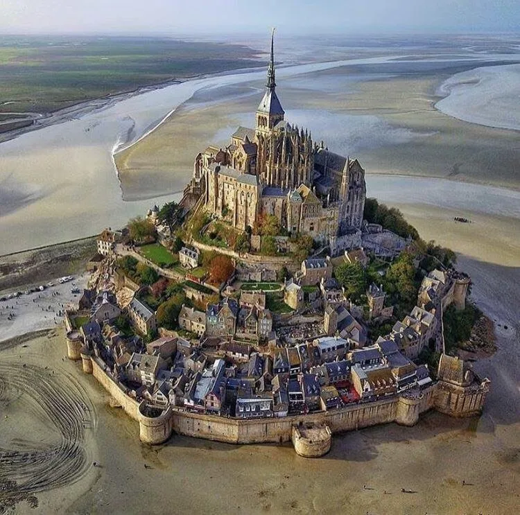 Mount Saint-Michel during low tide.jpg