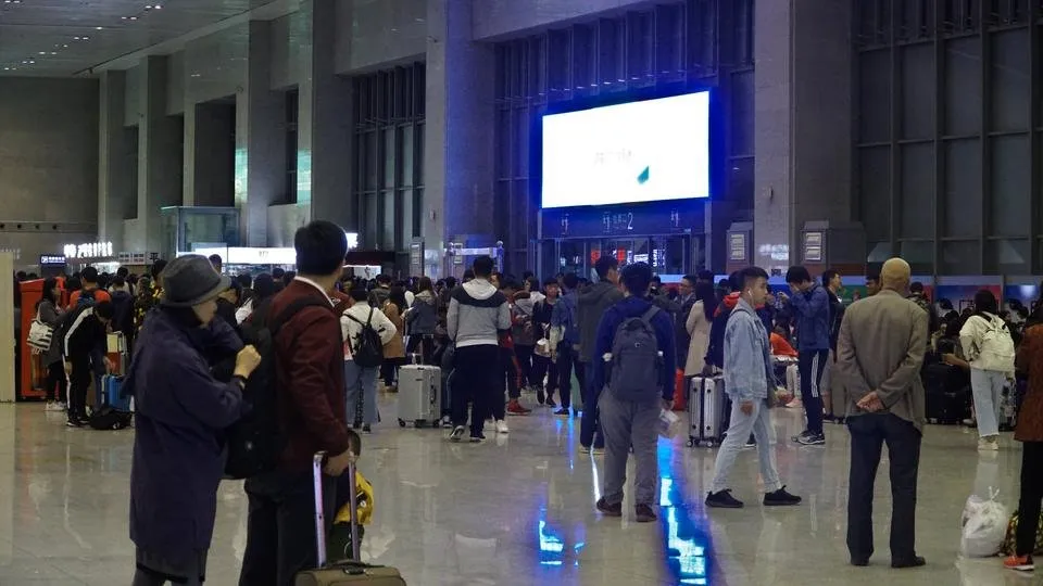 train station crowd.JPG