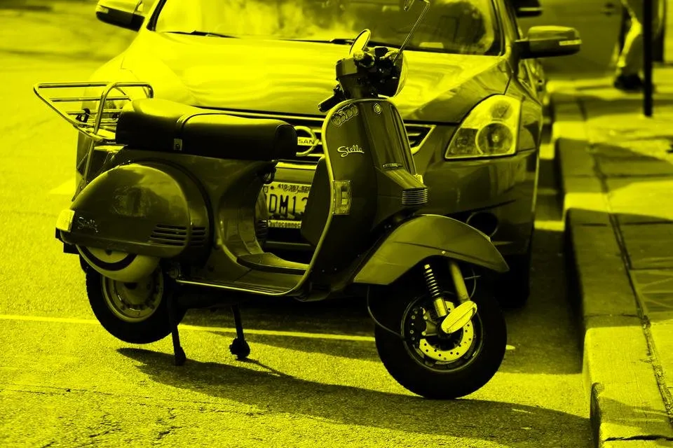 Vespa Wannabe Yellow.jpg
