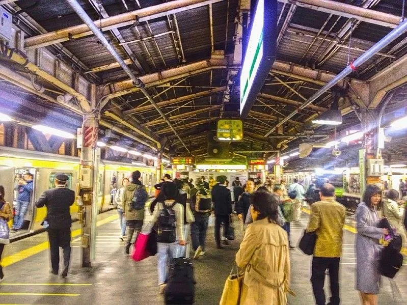 799px-Busy_shinjuku_stn_platform_-_left_sobu_line_right_yamanote_line_-_nov_12_2017.jpg