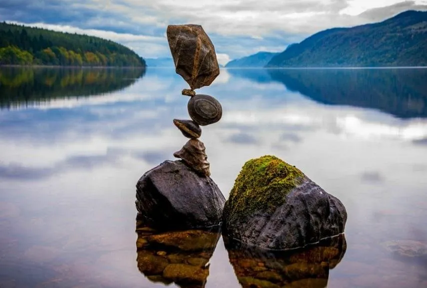 Michael-Grabs-Balanced-Rock-Sculpture-5.-Image-via-thisiscolossal.com_.jpg