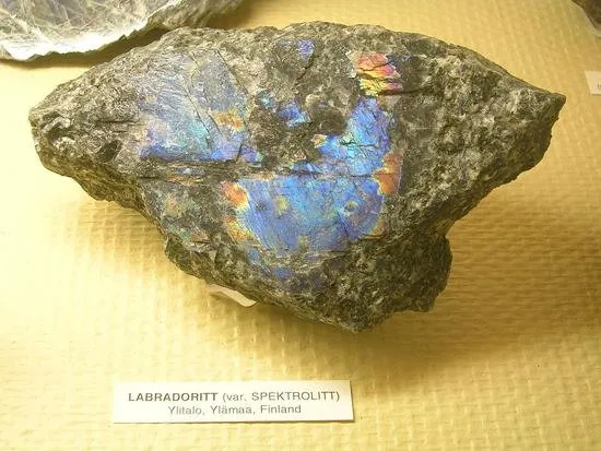 1024px-LabradoriteOslo.jpg