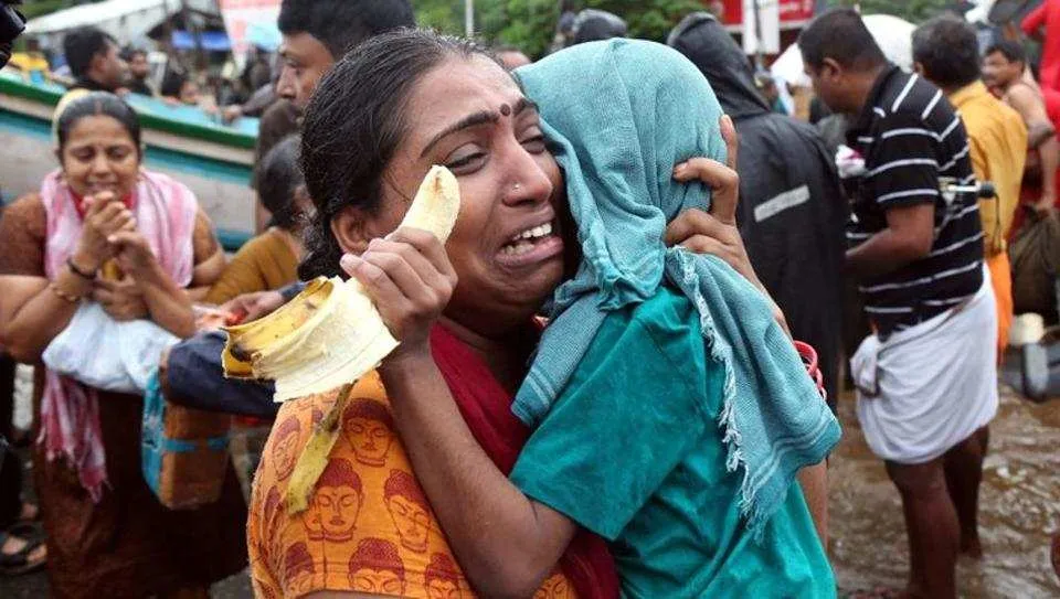 flooded-woman-cries-after-aluva-holds-evacuated_9434af2a-a2d0-11e8-9345-8d51f8ed9678.jpg