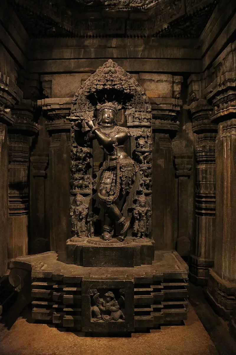800px-Image_of_Keshava_(Vishnu)_inside_a_sanctum_at_Chennakeshava_temple_in_Somanathapura.jpg