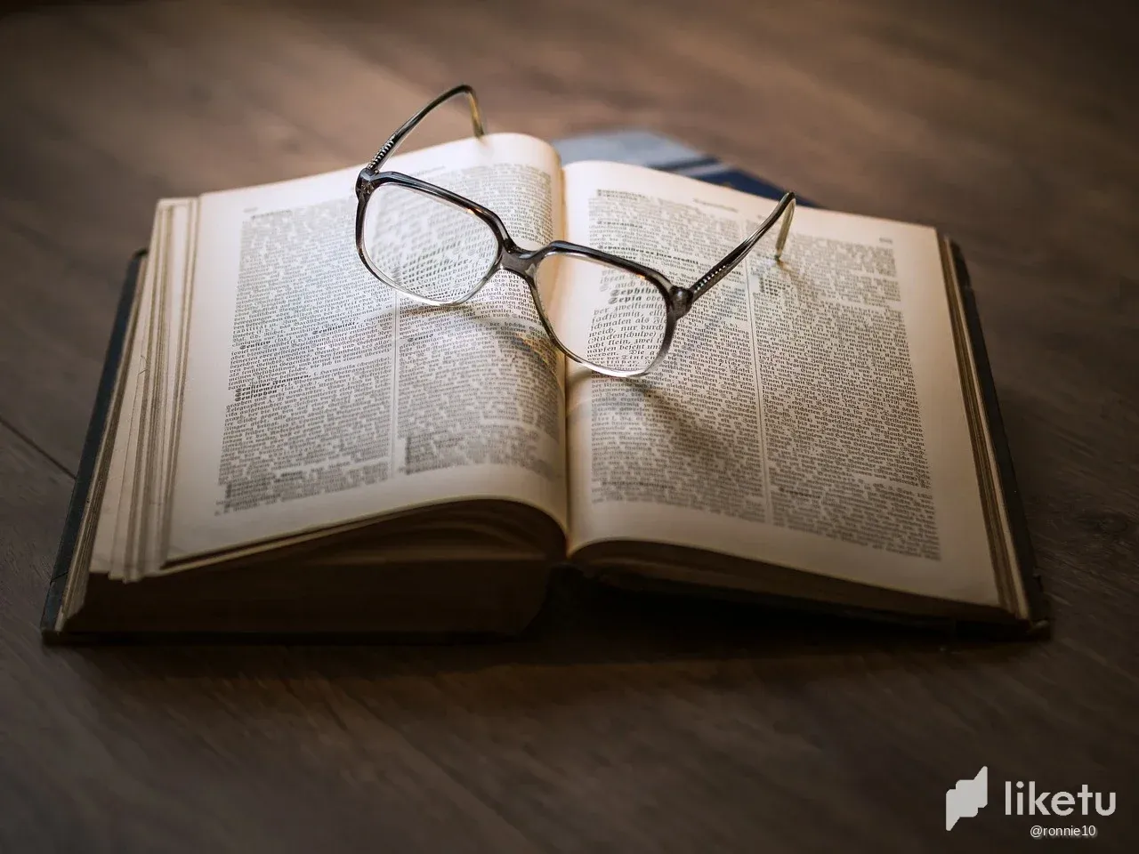wOzEY1eva4HoEkcs_glasses-1052010_1280.webp