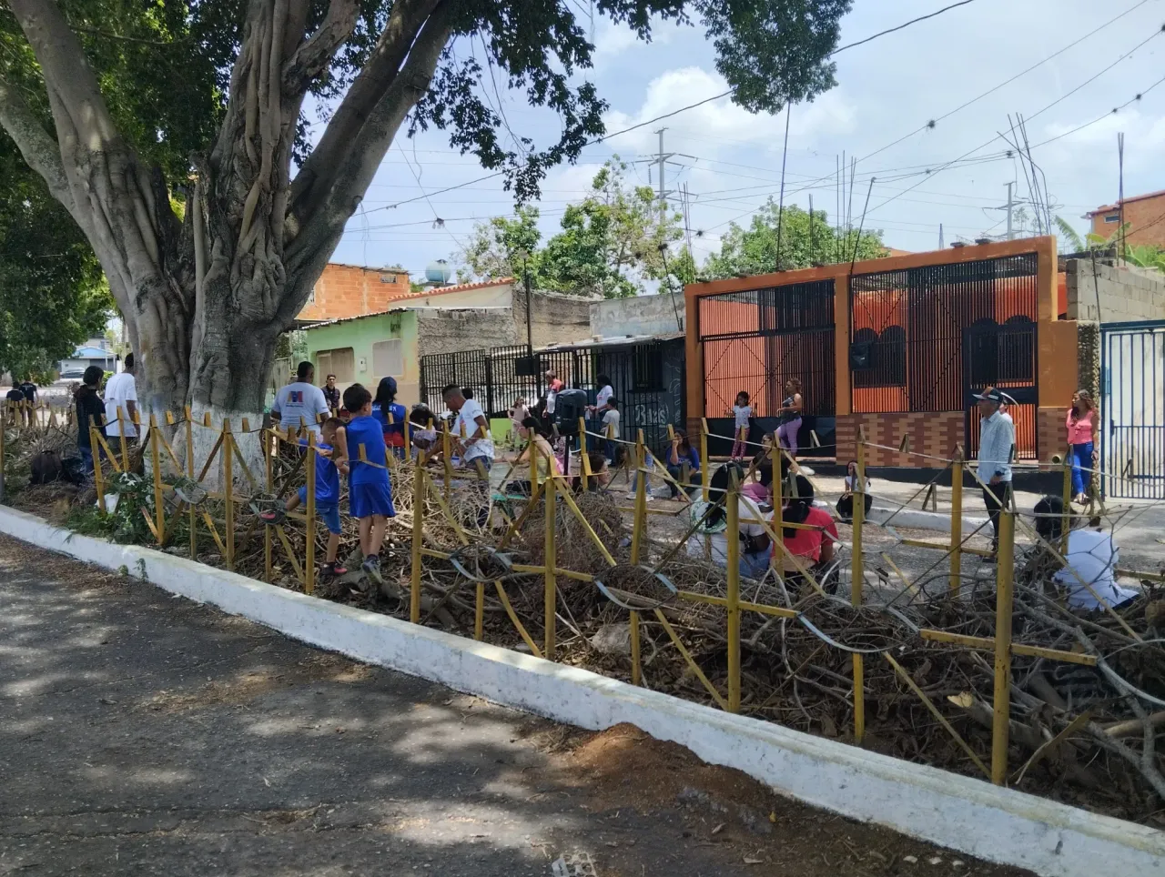 Un día diferente, fiesta para los niños en el barrio [ESP // ENG]