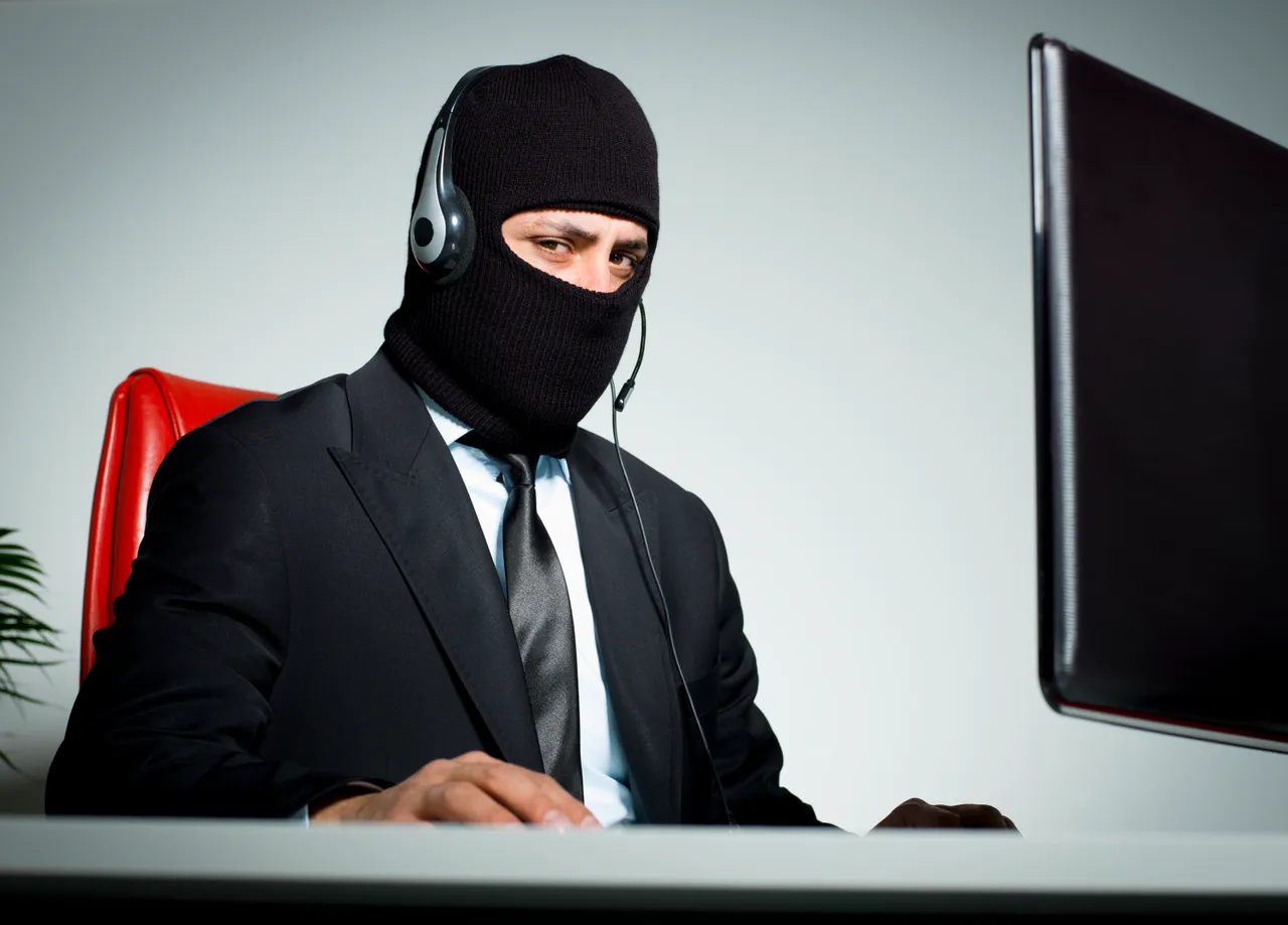 programmer-writes-script-against-scammers-1.jpg