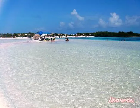 playa los roques 1.jpg