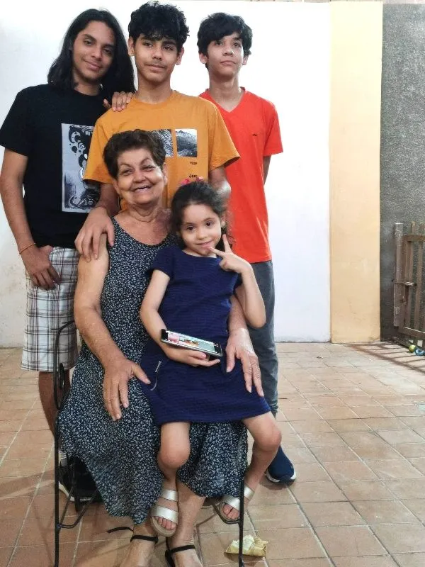 abuela geca y los niños.jpg