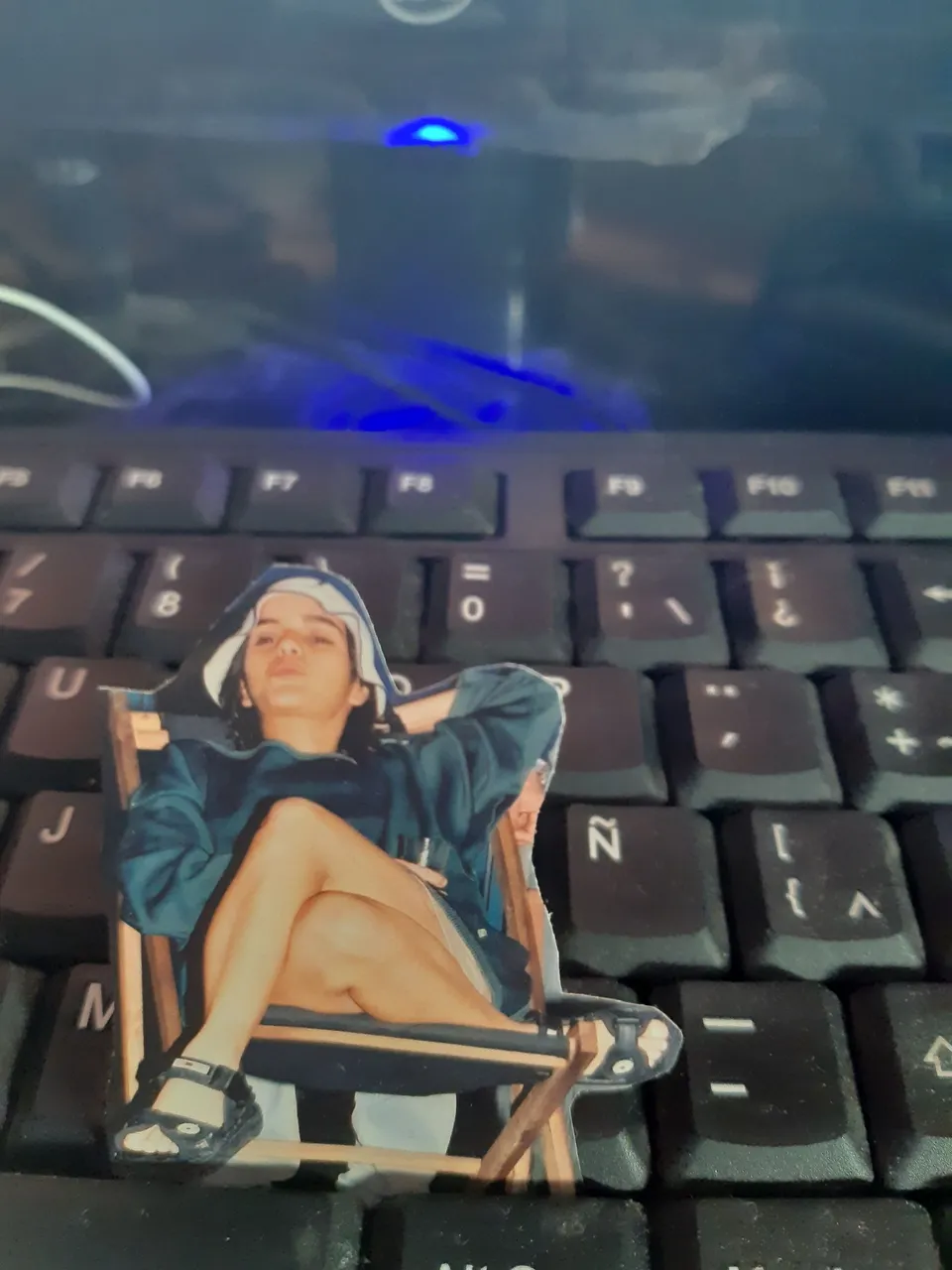 Fotografía analógica, recortada y colocada sobre el teclado de mi PC / Analog photography, cropped and placed on my PC keyboard