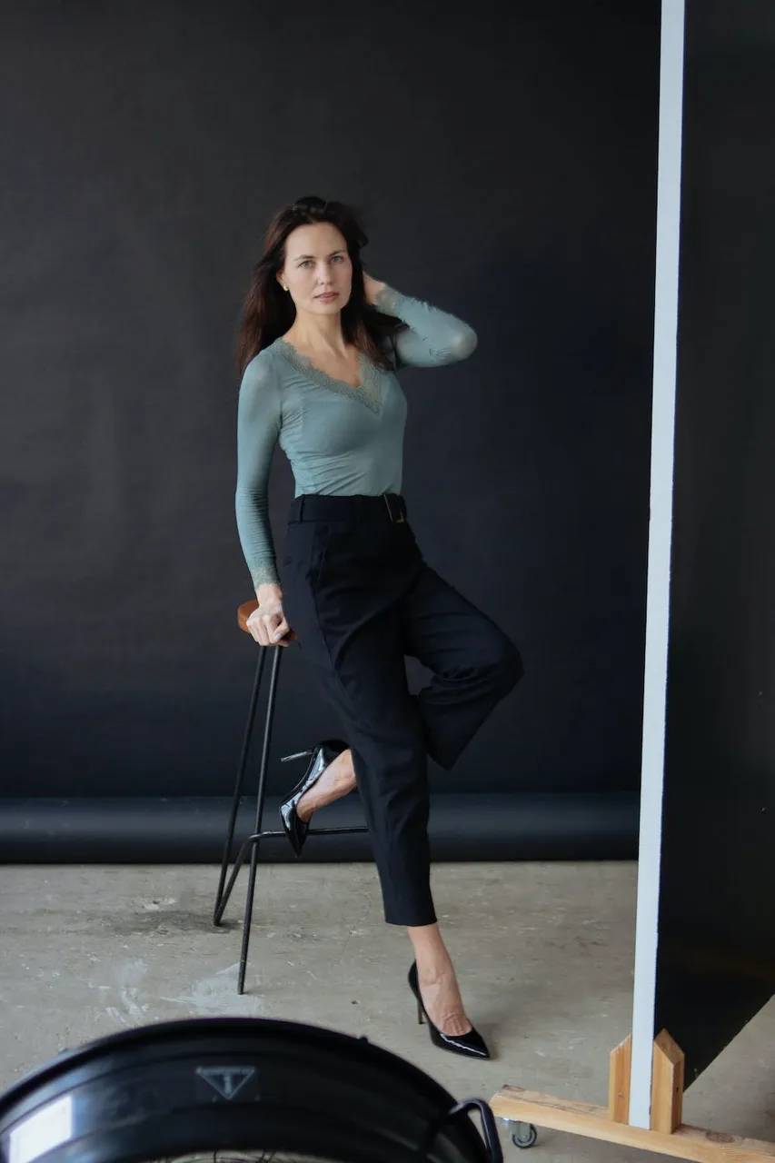 free-photo-of-elegant-woman-posing-in-studio.jpeg