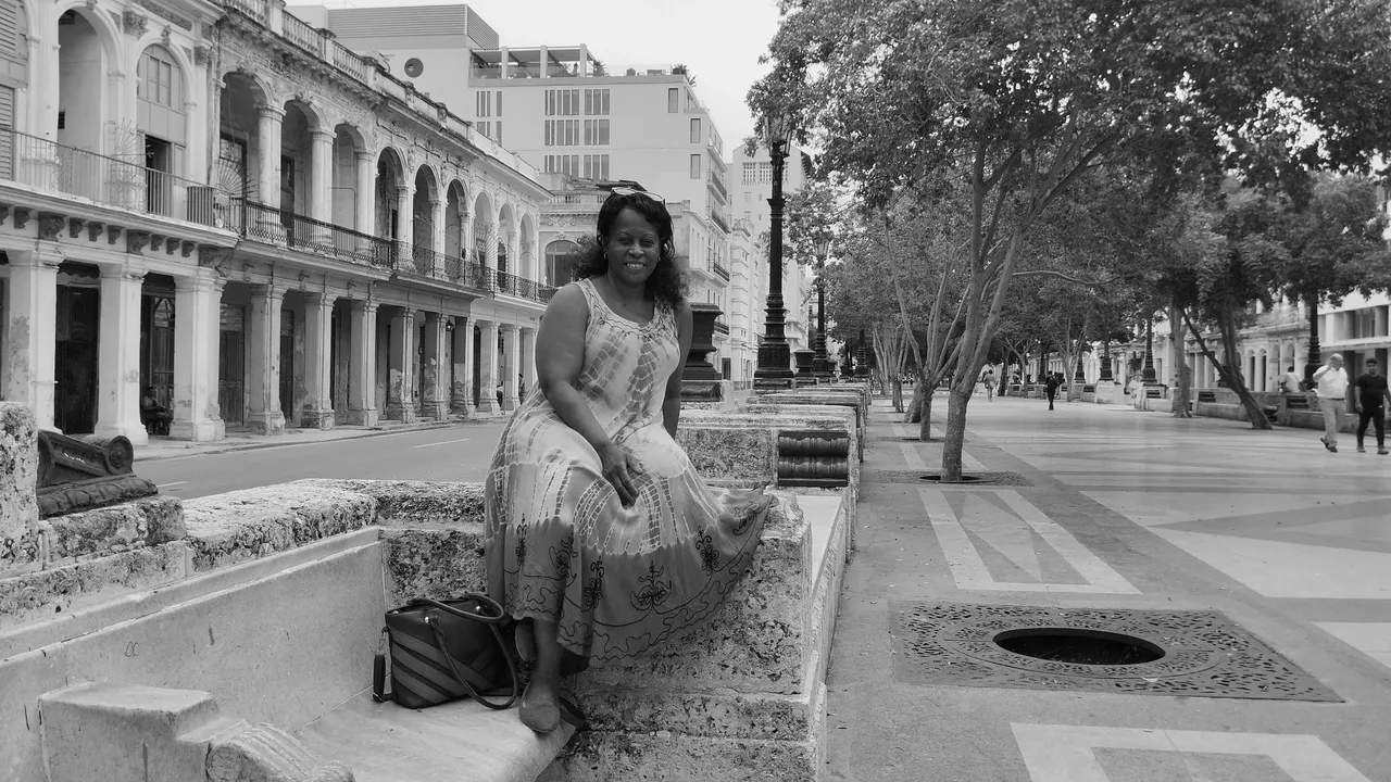 Foto en blanco y negro de una mujer en el Paseo del Prado