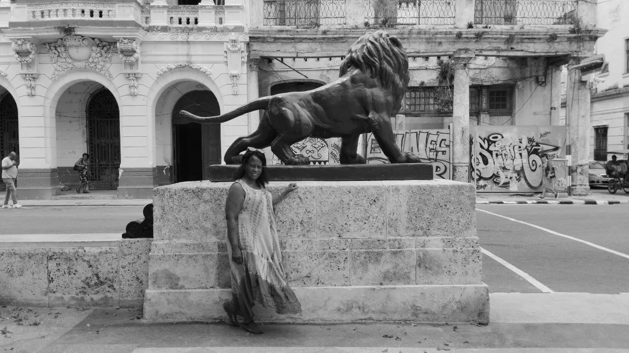 Foto en blanco y negro de una mujer en el Paseo del Prado