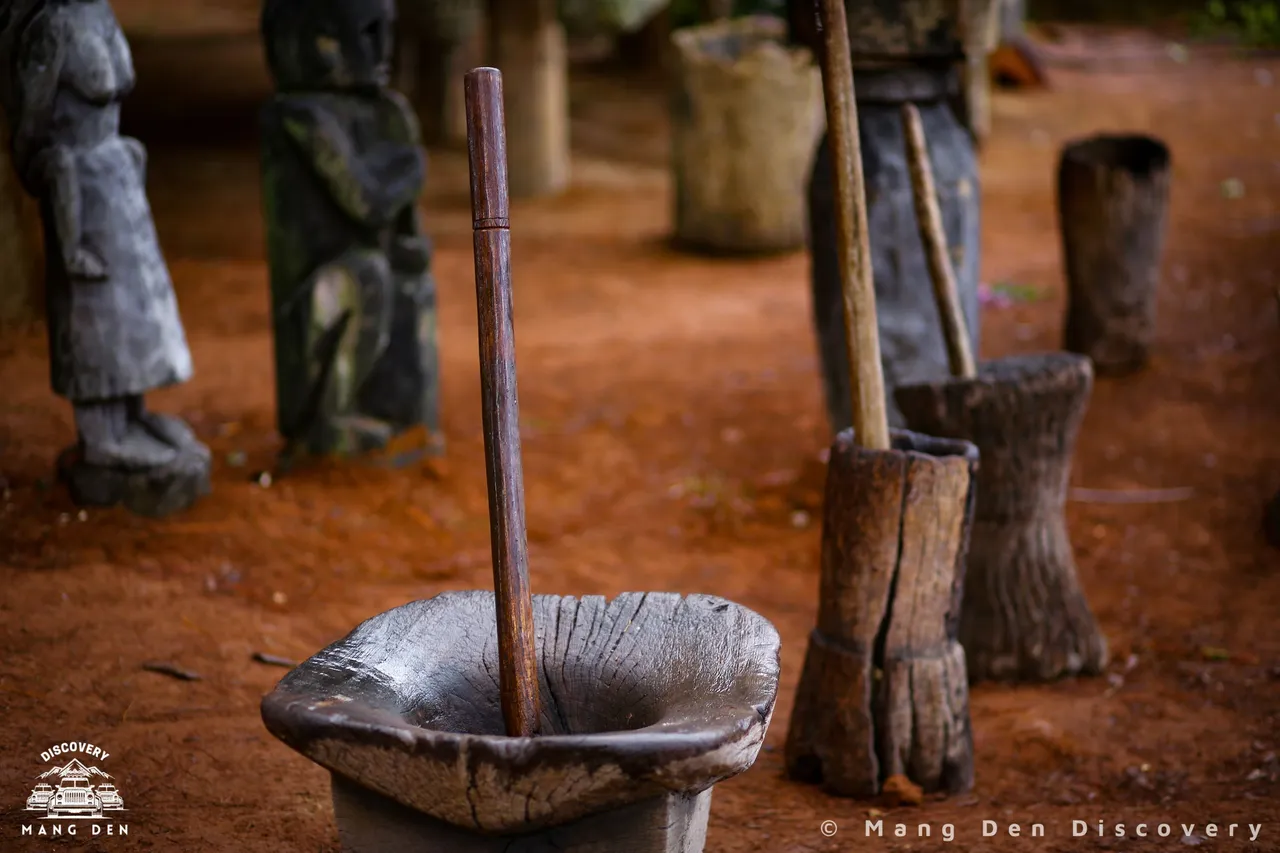 The pestles and mortars of different shapes are made from wood.