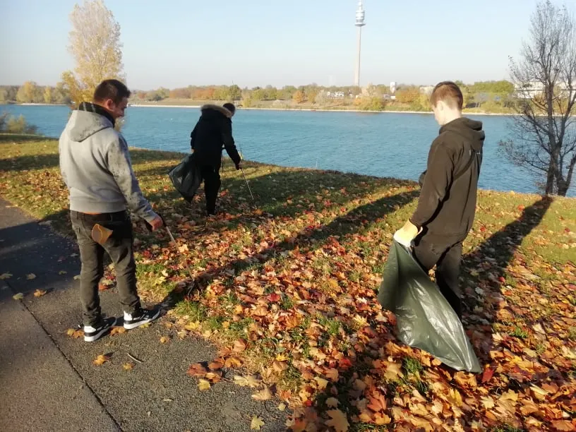 collecting trash danube jungs.jpeg