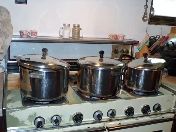 Spaghetti sauce2 - 3 pots going crop Sept. 2021.jpg