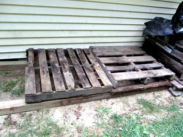 Moving stone - pallets set up crop Sept 2024.jpg