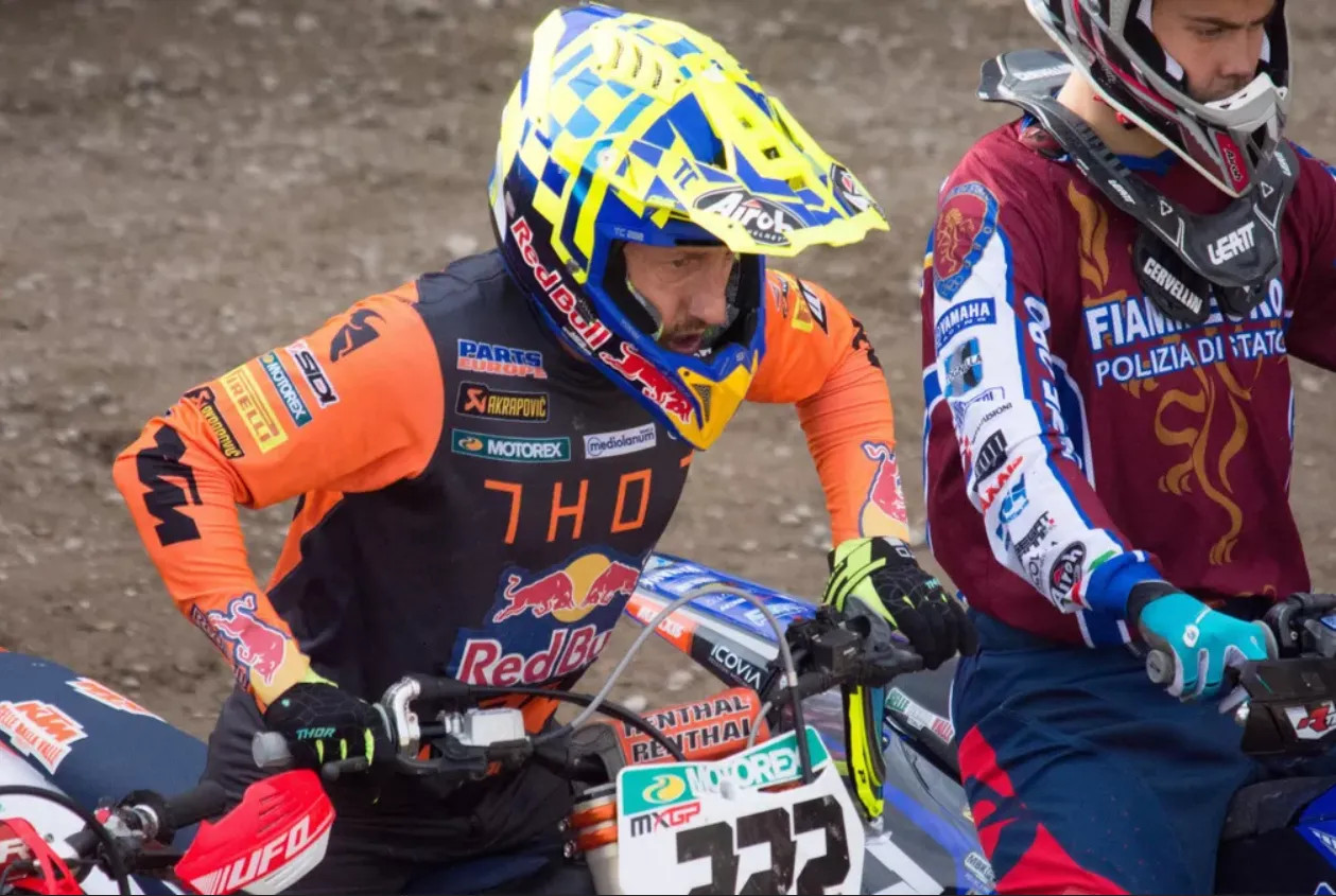 212.-Tony-Cairoli-la-leyenda-del-motocross.png