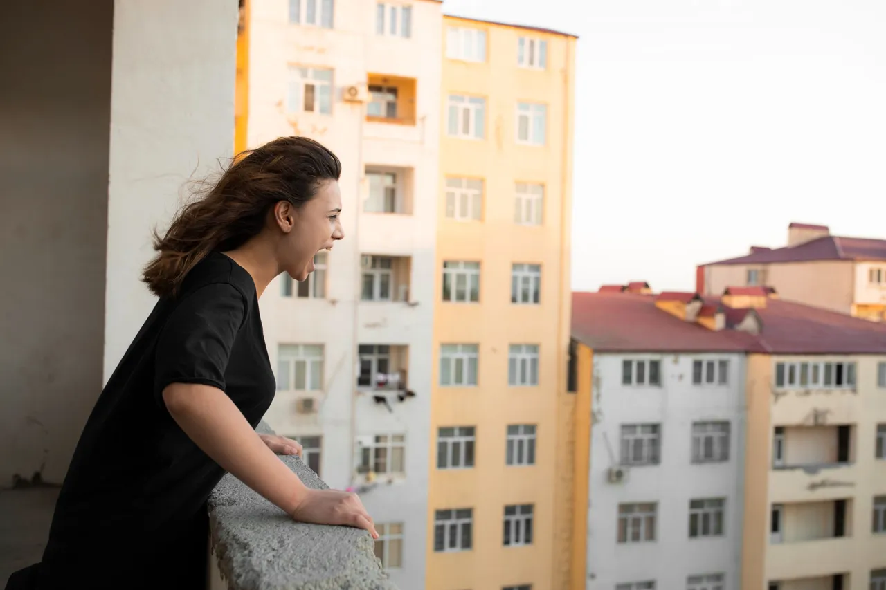 joven-deprimida-llorando-gritando-balcon-foto-alta-calidad.jpg