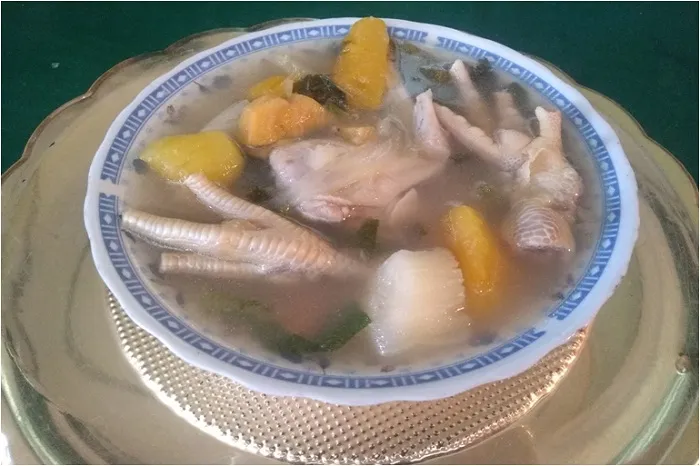 Sopa de Patas de Pollo Con Pollo Presentacion.jpg