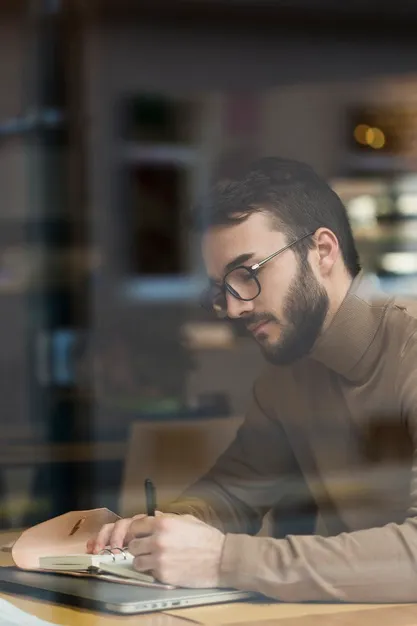 business-man-with-glasses-working_23-2148446287.jpg