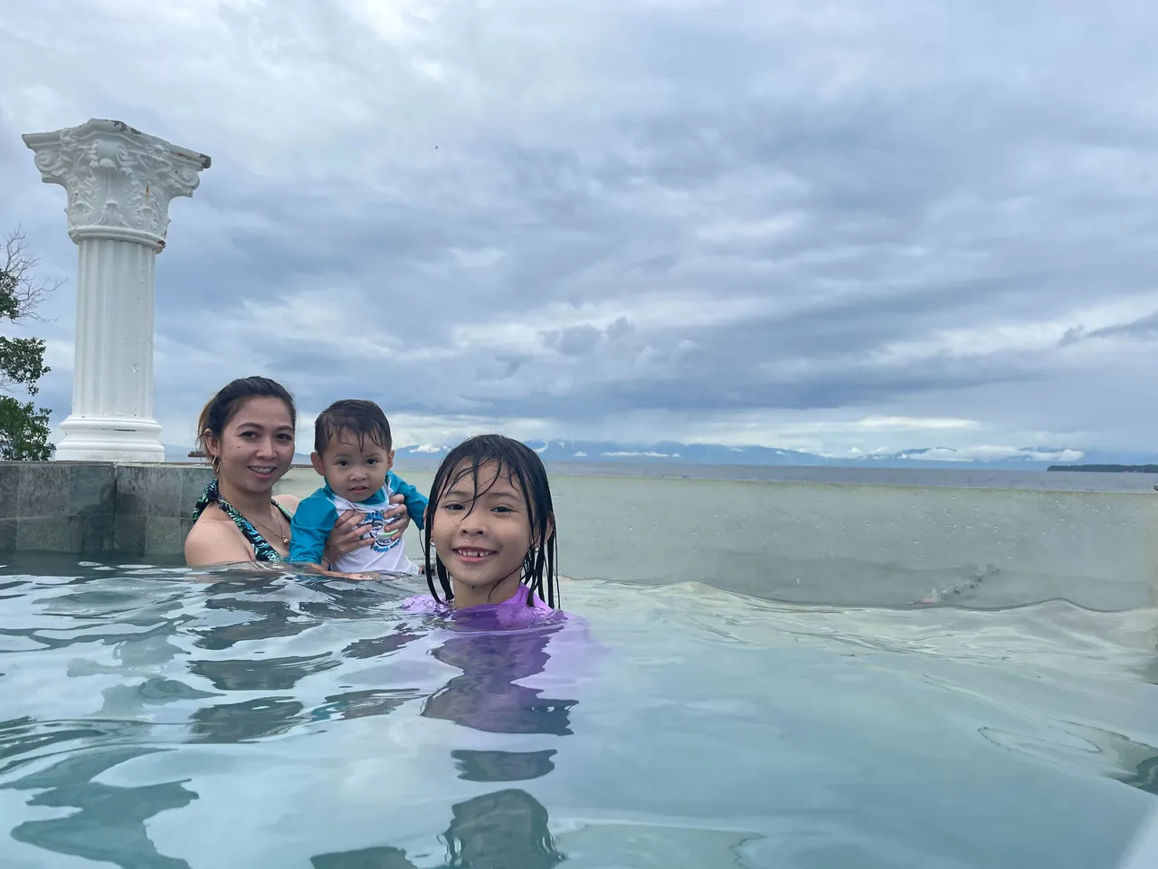 INFINITY POOL