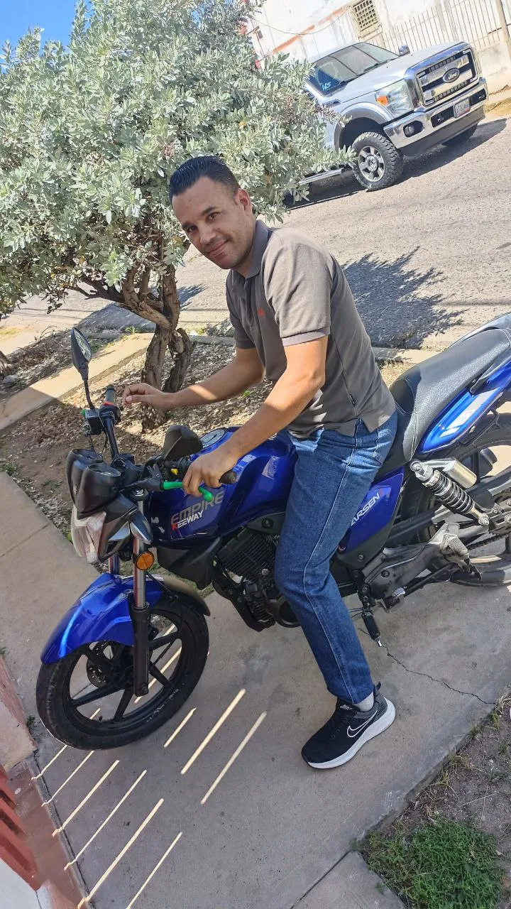 El encargado de revisar la moto