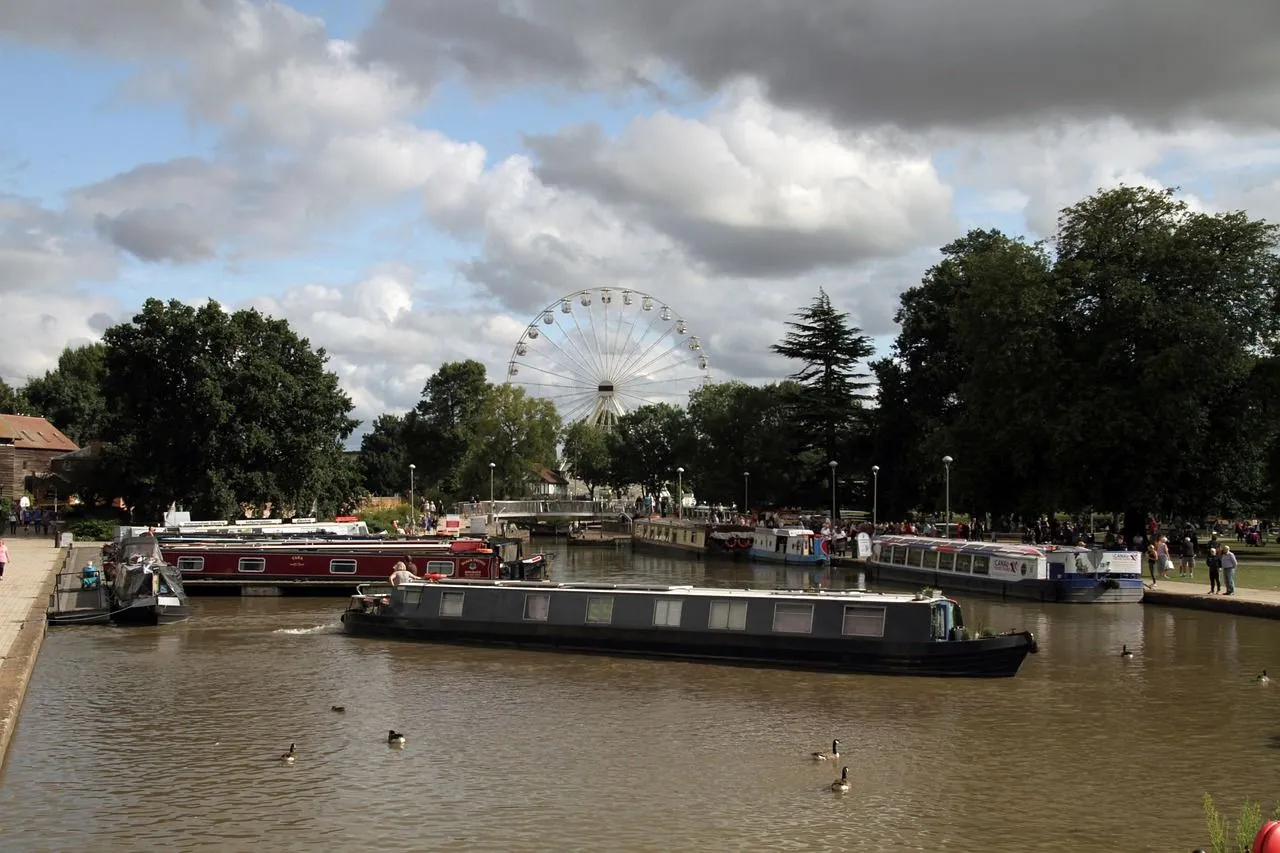 narrow-boat-6752247_1280.jpg