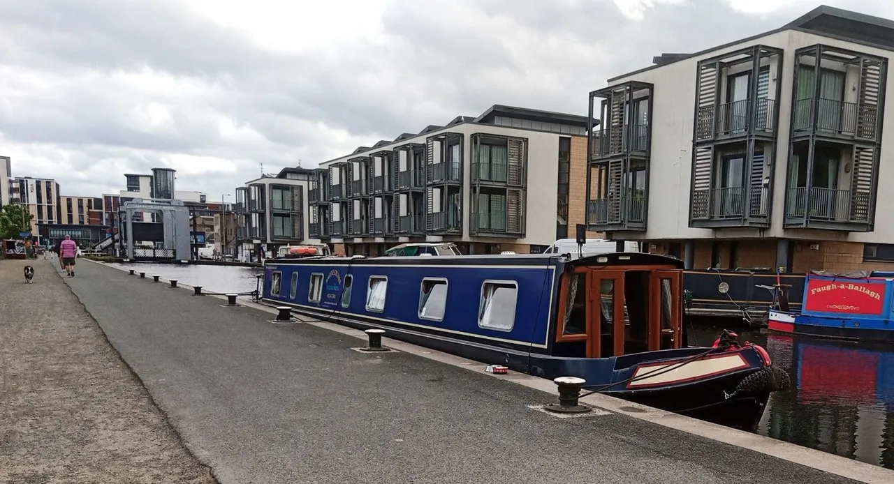 NarrowBoat.jpg