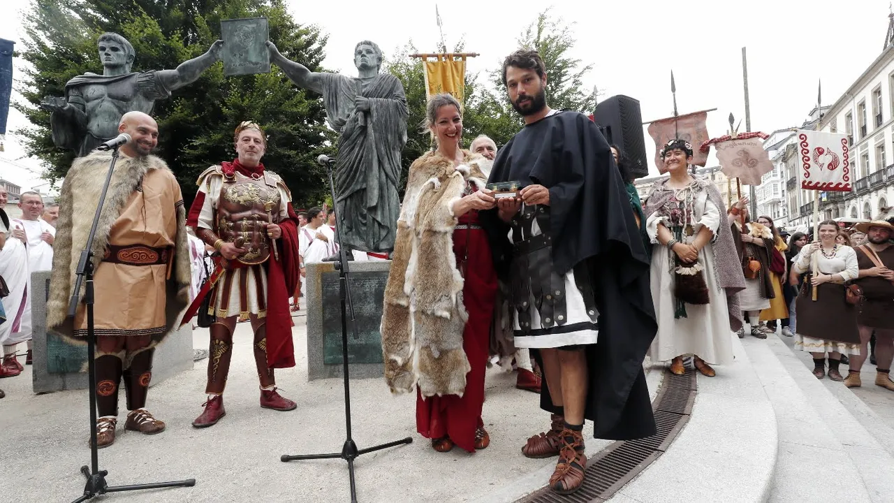 Alcaldesa entregando un reconocimiento a Diego As, autor del mejor mural del mundo de 2021/Mayoress presenting an award to Diego As, author of the best mural in the world in 2021.