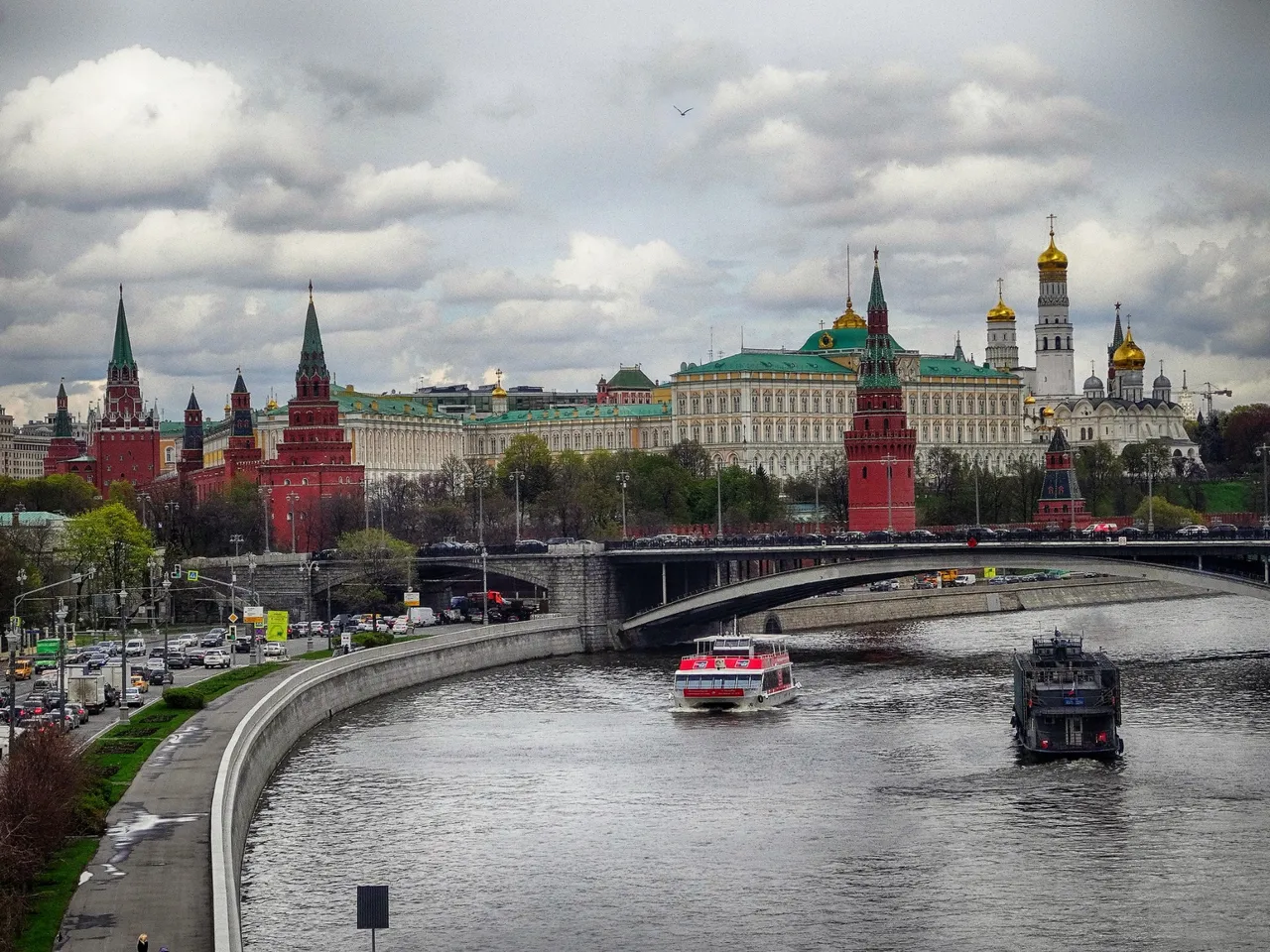 On a bridge over the Moskwa